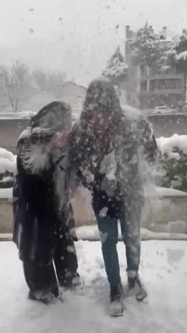 Kış anısı k&ouml;t&uuml; s&uuml;rprizle bitti: Selfie &ccedil;eken &ccedil;ift kar banyosu yaptı! 7