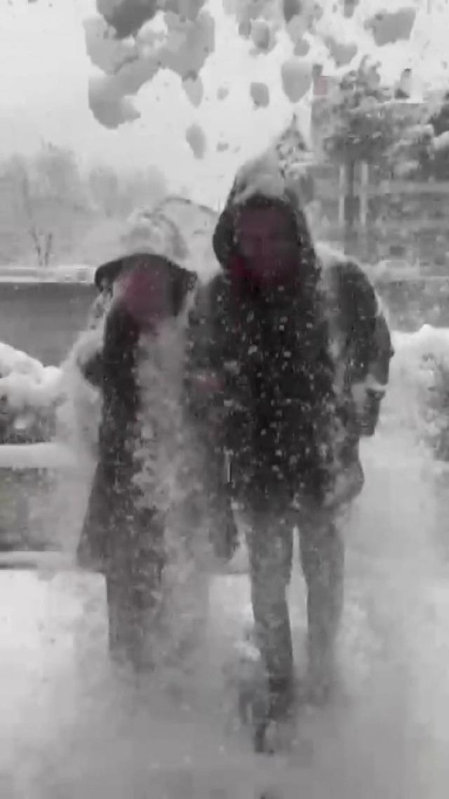 Kış anısı k&ouml;t&uuml; s&uuml;rprizle bitti: Selfie &ccedil;eken &ccedil;ift kar banyosu yaptı! 6