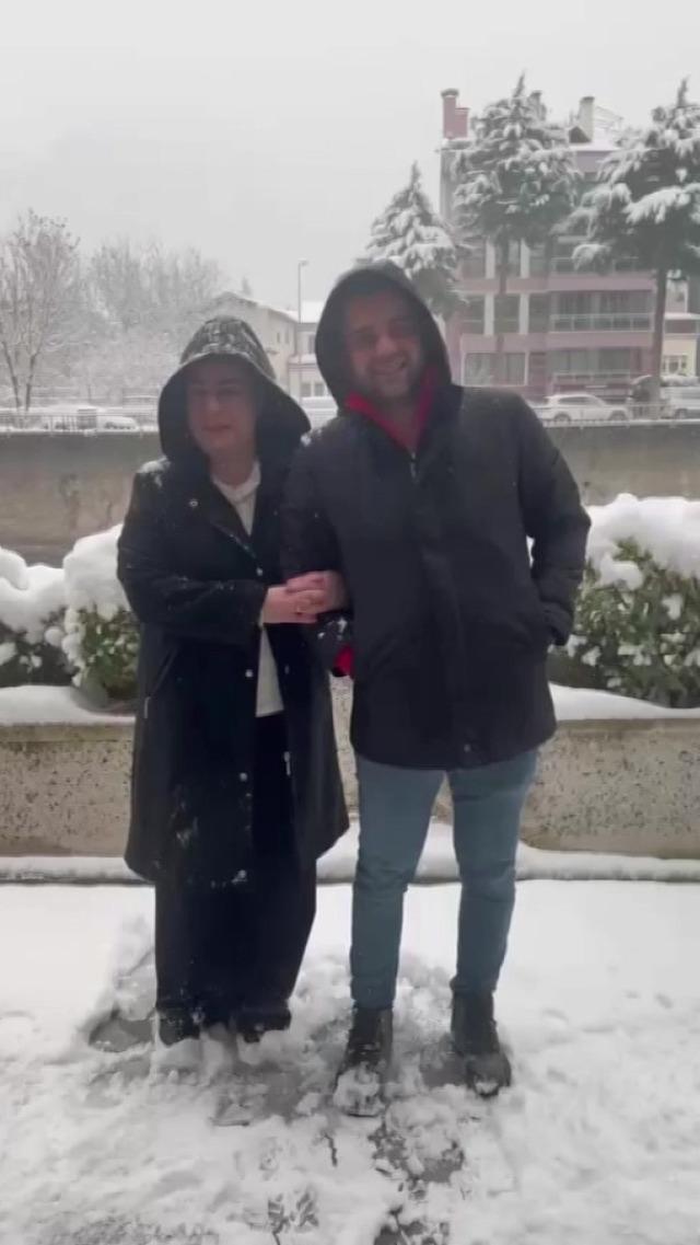 Kış anısı k&ouml;t&uuml; s&uuml;rprizle bitti: Selfie &ccedil;eken &ccedil;ift kar banyosu yaptı! 5