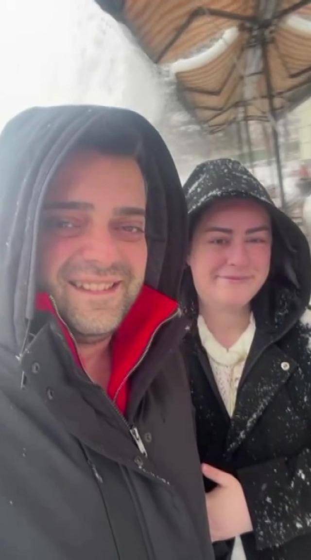 Kış anısı k&ouml;t&uuml; s&uuml;rprizle bitti: Selfie &ccedil;eken &ccedil;ift kar banyosu yaptı! 3