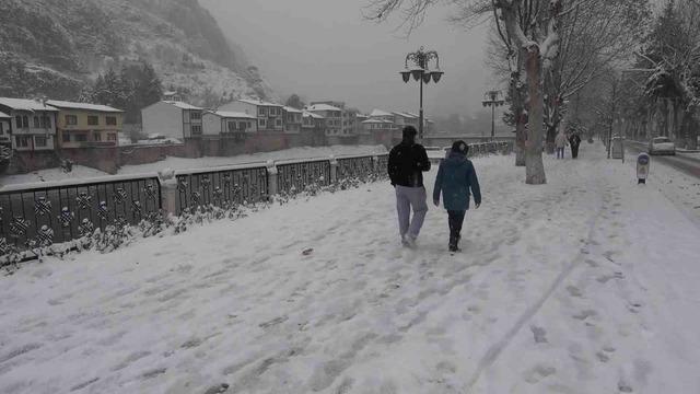 Kış anısı k&ouml;t&uuml; s&uuml;rprizle bitti: Selfie &ccedil;eken &ccedil;ift kar banyosu yaptı! 1