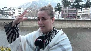 Kış anısı kötü sürprizle bitti: Selfie çeken çift kar banyosu yaptı!