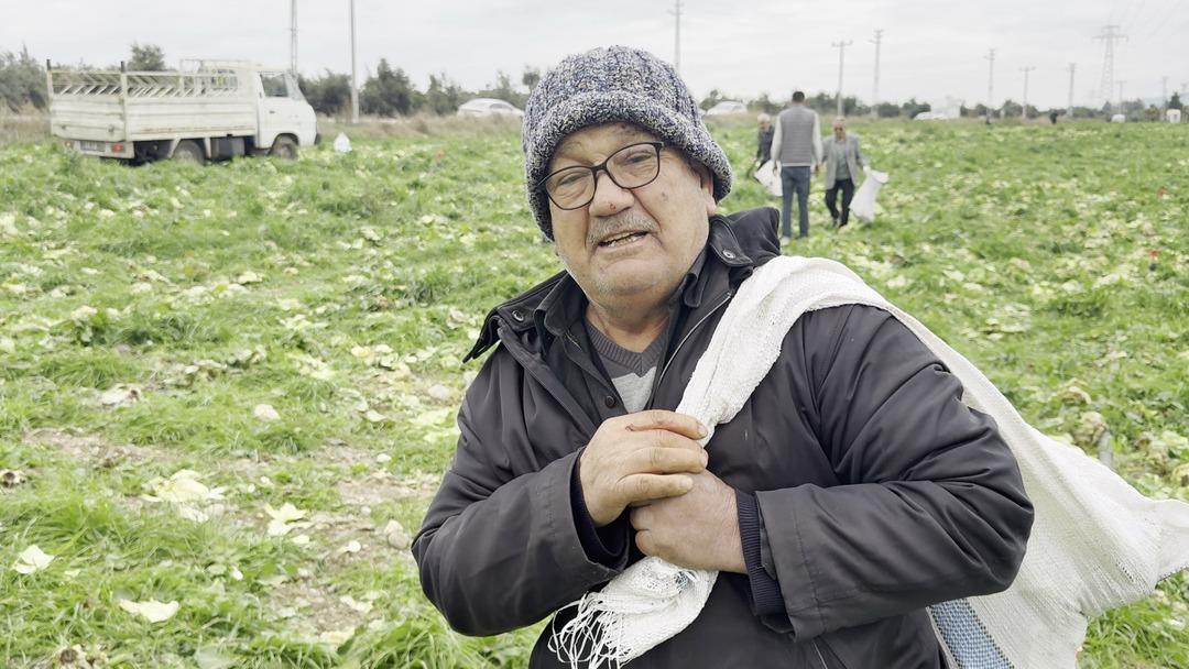 Bedava dağıttığını duyan koştu: &Ccedil;uval &ccedil;uval aldılar 4