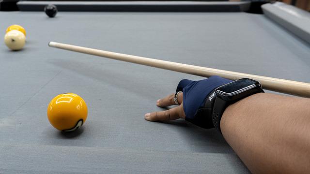 Bilardo oyuncuları neden eldiven takar?