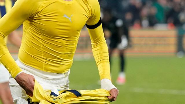 Futbolcular gol sevincinde formalarını çıkarınca neden sarı kart görür?