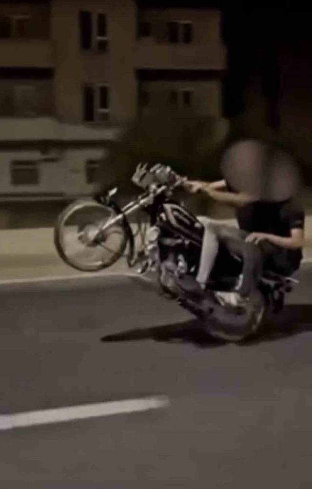 Mardin&rsquo;de tek teker &uuml;zerinde giden motosiklet s&uuml;r&uuml;c&uuml;s&uuml; yakalandı 1