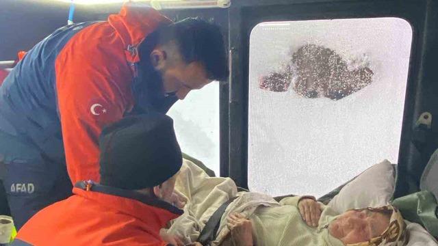 Kastamonu’da rahatsızlanan yaşlı kadını, AFAD ekipleri hastaneye ulaştırdı