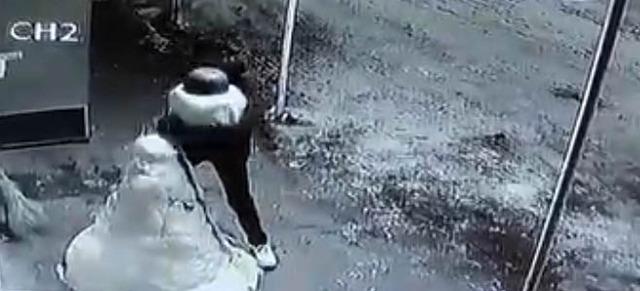 Kardan adamın kafasını &ccedil;aldılar, o anlar kamerada 1