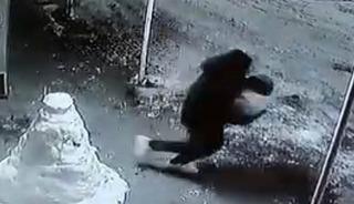 Kardan adamın kafasını &ccedil;aldılar, o anlar kamerada