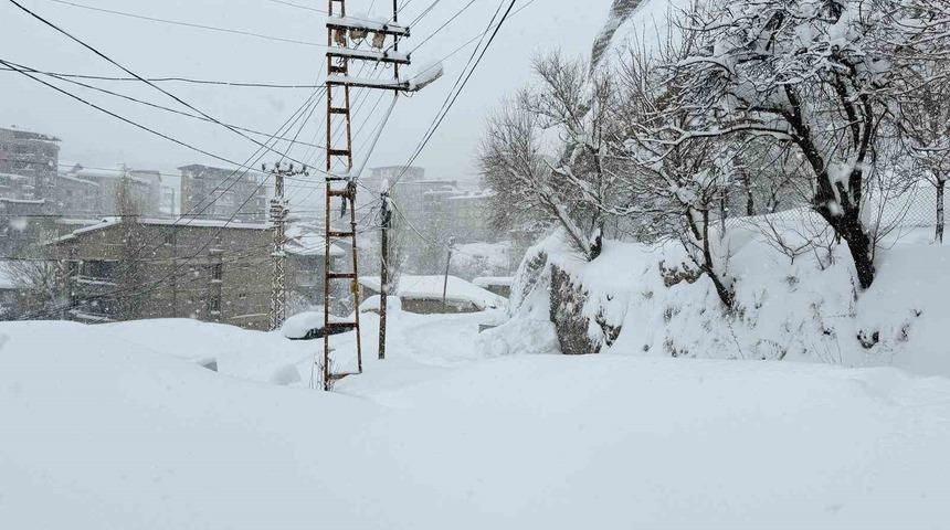 Hakkari&rsquo;de 89 yerleşim yerinin yolu kapandı