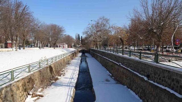 Gaziantep&rsquo;te vatandaşlar kar ve g&uuml;neşin tadını &ccedil;ıkardı 4