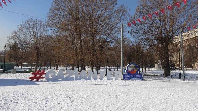 Gaziantep&rsquo;te vatandaşlar kar ve g&uuml;neşin tadını &ccedil;ıkardı 3