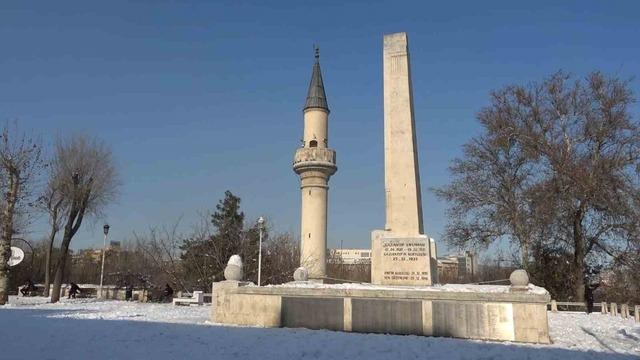 Gaziantep&rsquo;te vatandaşlar kar ve g&uuml;neşin tadını &ccedil;ıkardı 2