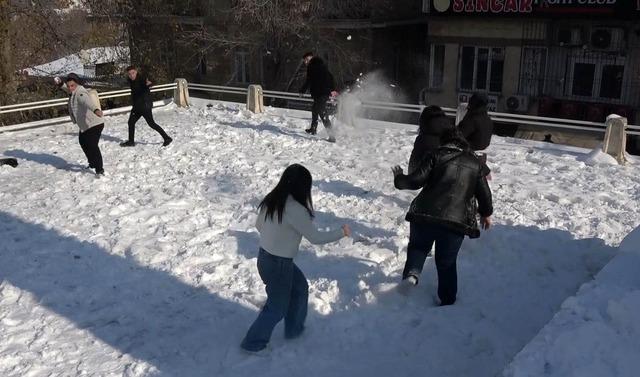 Gaziantep&rsquo;te vatandaşlar kar ve g&uuml;neşin tadını &ccedil;ıkardı 1