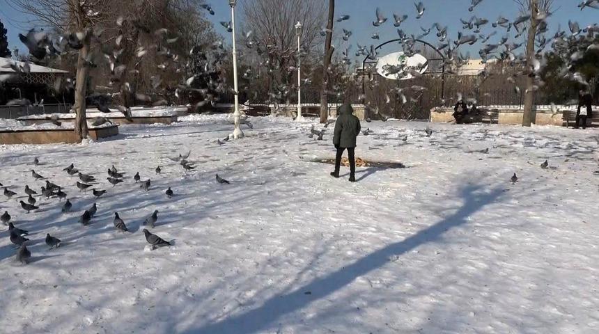 Gaziantep&rsquo;te vatandaşlar kar ve g&uuml;neşin tadını &ccedil;ıkardı