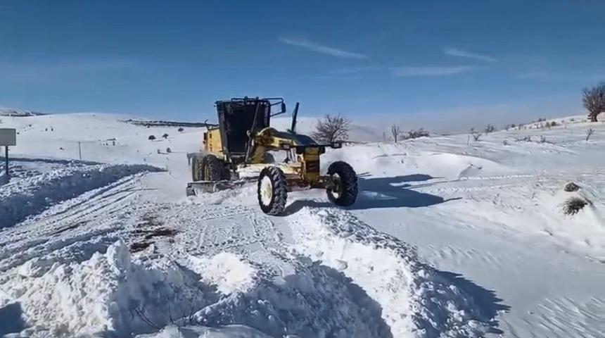 Elazığ&rsquo;da kapalı k&ouml;y yollarında &ccedil;alışmalar s&uuml;r&uuml;yor