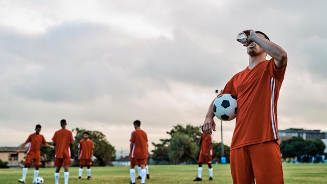 Futbolcular maçta ağızlarını çalkaladıktan sonra neden suyu içmeyip tükürür?