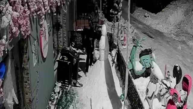 Zonguldak&rsquo;ta pes dedirten olay; "Bana &ccedil;arptı" deyip kardan adamı d&ouml;vd&uuml;ler 5