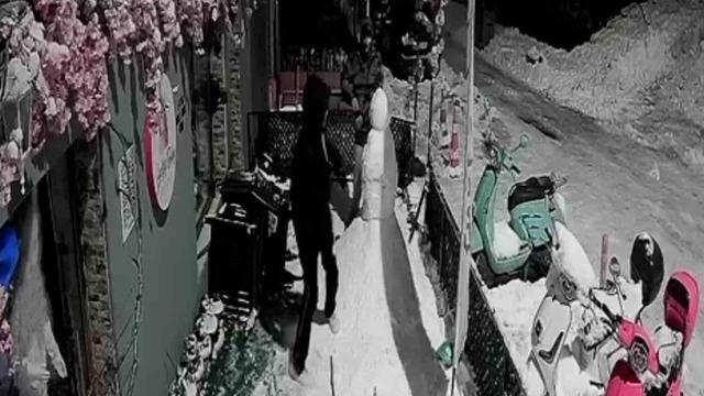 Zonguldak&rsquo;ta pes dedirten olay; "Bana &ccedil;arptı" deyip kardan adamı d&ouml;vd&uuml;ler 4