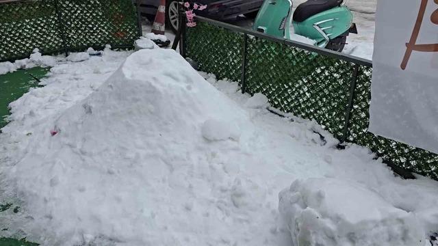 Zonguldak&rsquo;ta pes dedirten olay; "Bana &ccedil;arptı" deyip kardan adamı d&ouml;vd&uuml;ler 6