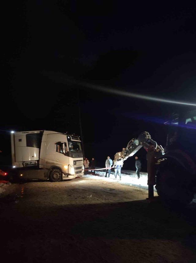 Karda mahsur kalan tır belediye ekipleriyle kurtarıldı 6