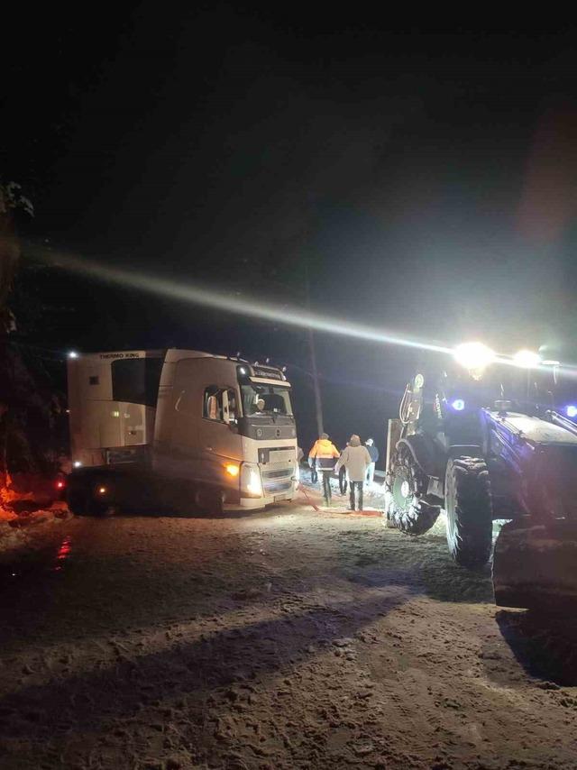 Karda mahsur kalan tır belediye ekipleriyle kurtarıldı 5
