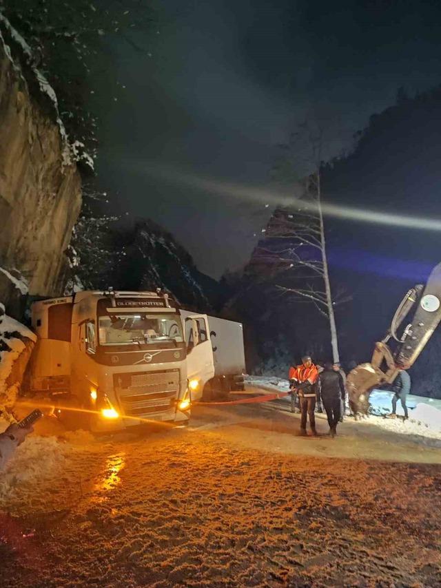 Karda mahsur kalan tır belediye ekipleriyle kurtarıldı 4