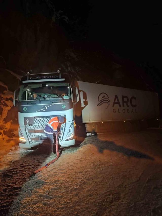 Karda mahsur kalan tır belediye ekipleriyle kurtarıldı 3