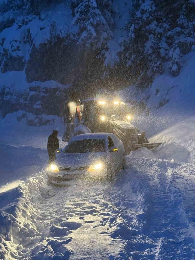 Karda mahsur kalan tır belediye ekipleriyle kurtarıldı 2