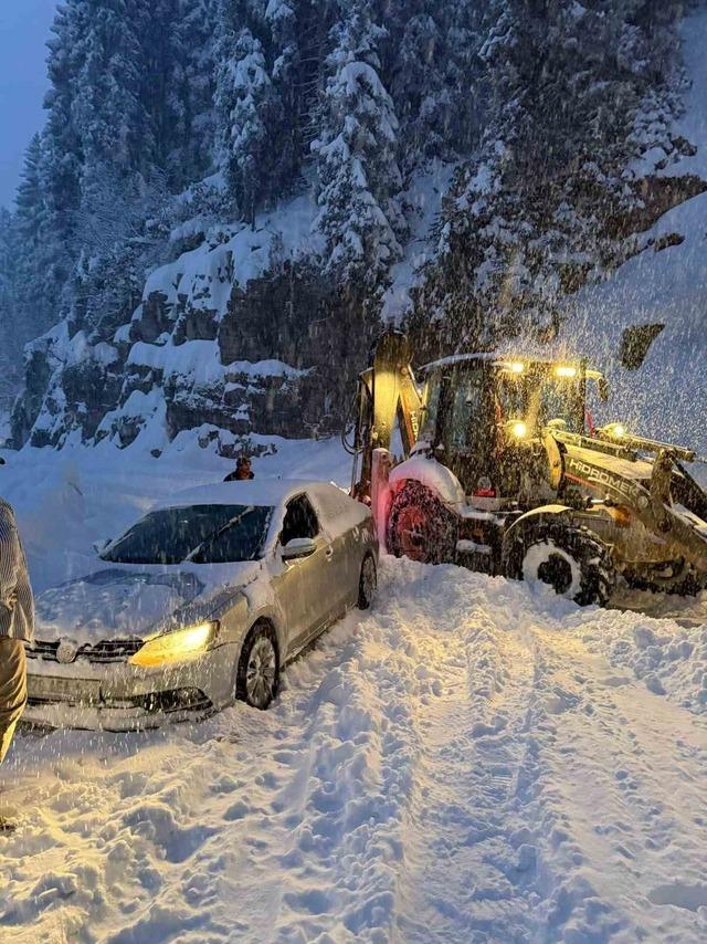 Karda mahsur kalan tır belediye ekipleriyle kurtarıldı 1