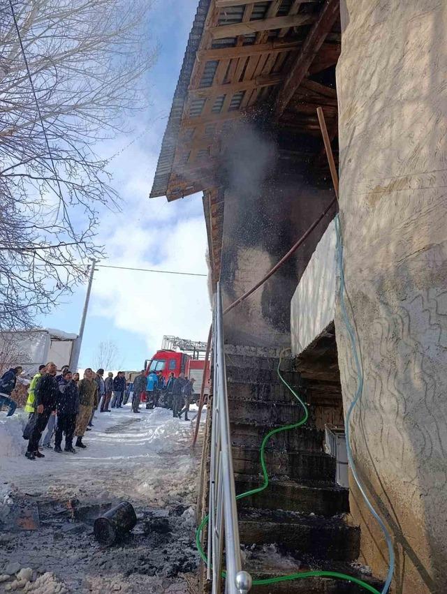 Van&rsquo;da &ccedil;atı yangını 2