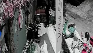 Bu da oldu: "Bana &ccedil;arptı" deyip kardan adamı d&ouml;vd&uuml;ler