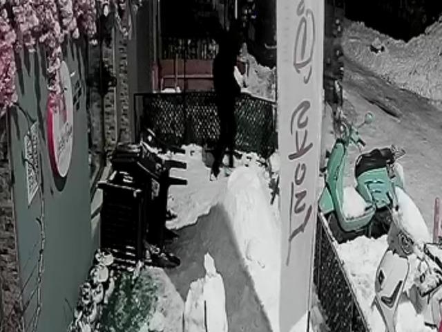 Bu da oldu: "Bana &ccedil;arptı" deyip kardan adamı d&ouml;vd&uuml;ler