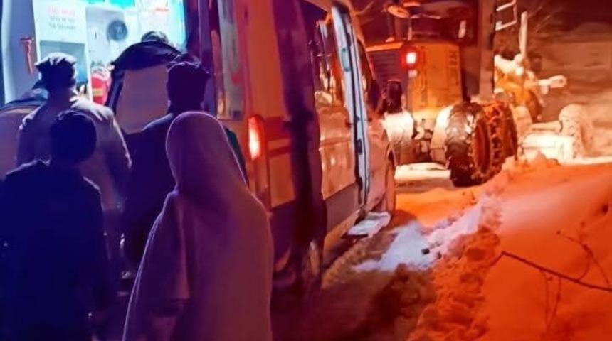 Kapalı k&ouml;y yolunun a&ccedil;ılmasıyla hasta hastaneye ulaştırıldı