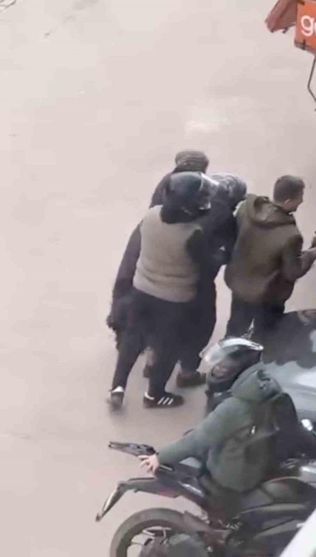 Bursa&rsquo;da lodosa yakalanan yaşlı kadına kuryeler siper oldu 2