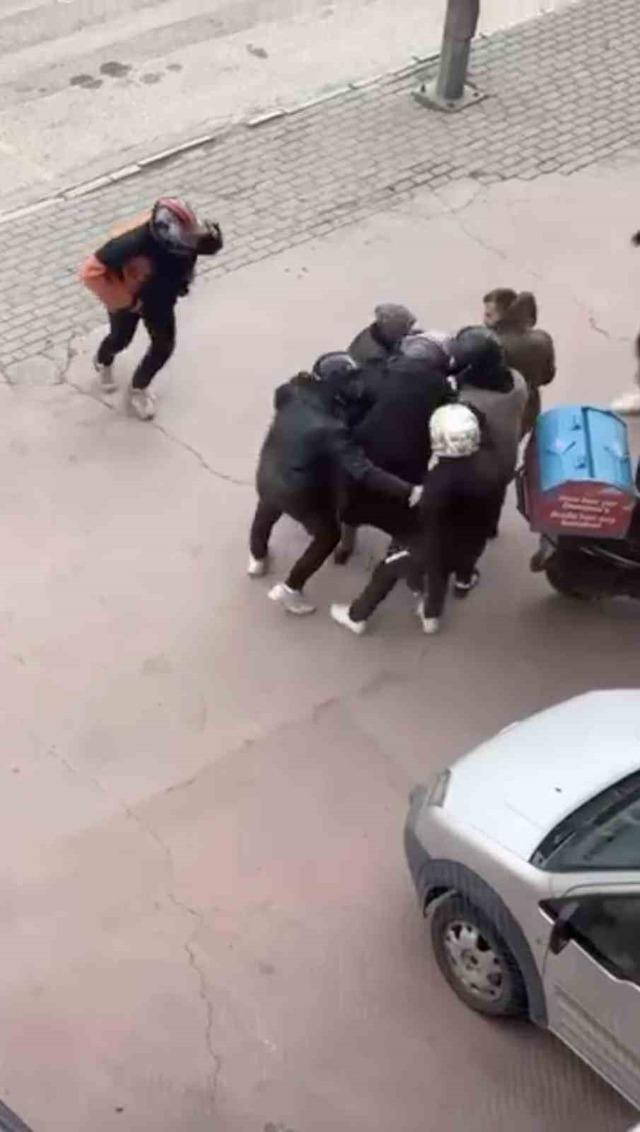 Bursa&rsquo;da lodosa yakalanan yaşlı kadına kuryeler siper oldu 1