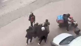 Bursa&rsquo;da lodosa yakalanan yaşlı kadına kuryeler siper oldu