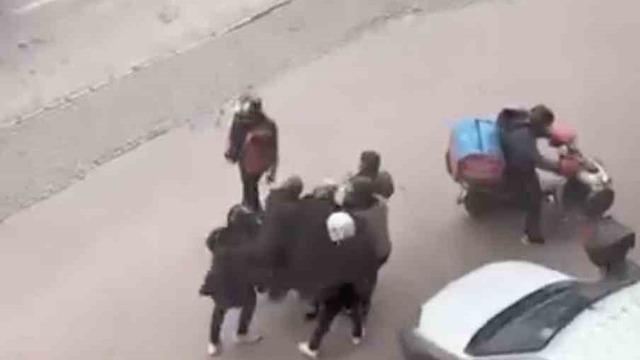 Bursa’da lodosa yakalanan yaşlı kadına kuryeler siper oldu