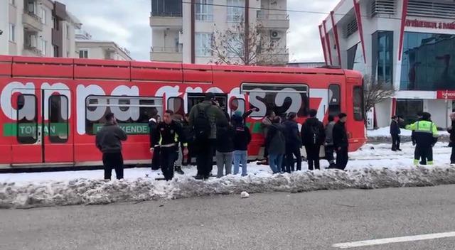 Gaziantep&rsquo;te tramvayın &ccedil;arptığı adam yaralandı 3