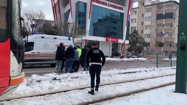 Gaziantep&rsquo;te tramvayın &ccedil;arptığı adam yaralandı 2