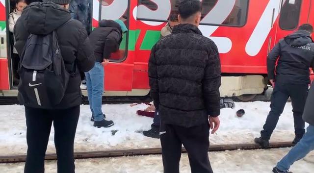 Gaziantep&rsquo;te tramvayın &ccedil;arptığı adam yaralandı 1