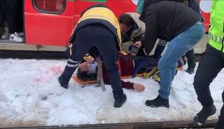 Gaziantep&rsquo;te tramvayın &ccedil;arptığı adam yaralandı