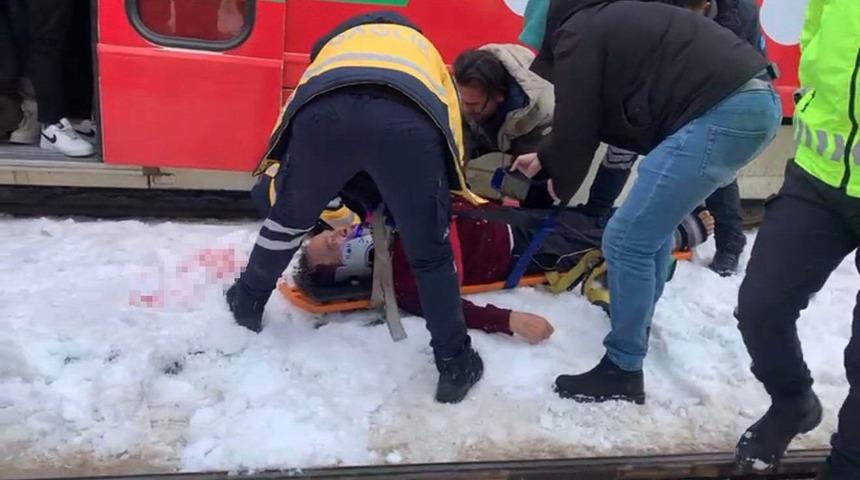 Gaziantep&rsquo;te tramvayın &ccedil;arptığı adam yaralandı