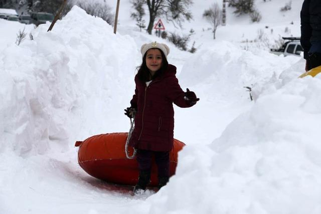 Abant’ta köylülerin hazırladığı pistte çocuklar şambrelle kaydı 1