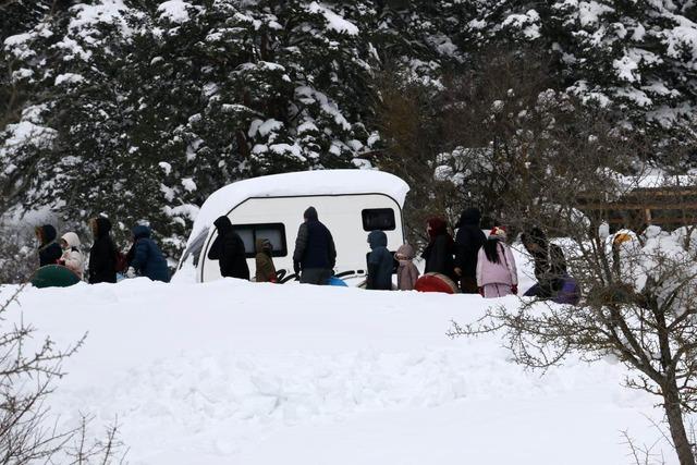 Abant’ta köylülerin hazırladığı pistte çocuklar şambrelle kaydı 2