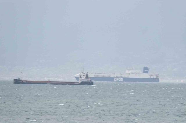 Lodos, y&uuml;k gemilerini vurdu! Edremit K&ouml;rfezi&rsquo;ne sığındılar 1