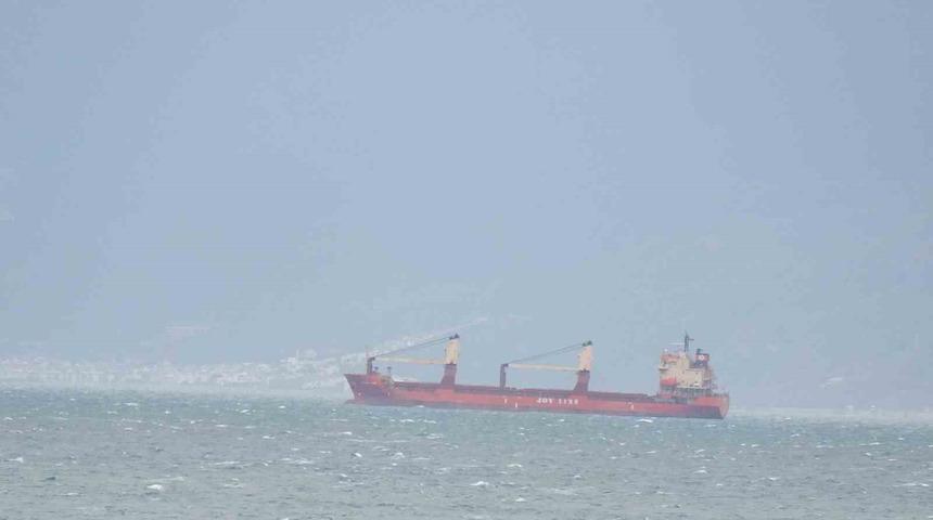 Lodos, y&uuml;k gemilerini vurdu! Edremit K&ouml;rfezi&rsquo;ne sığındılar