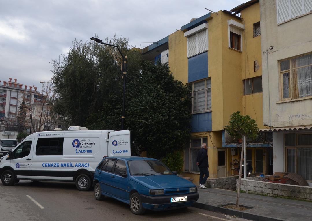 Eşini ve 7 yaşındaki kızını boğazlarını keserek &ouml;ld&uuml;rd&uuml;!  7