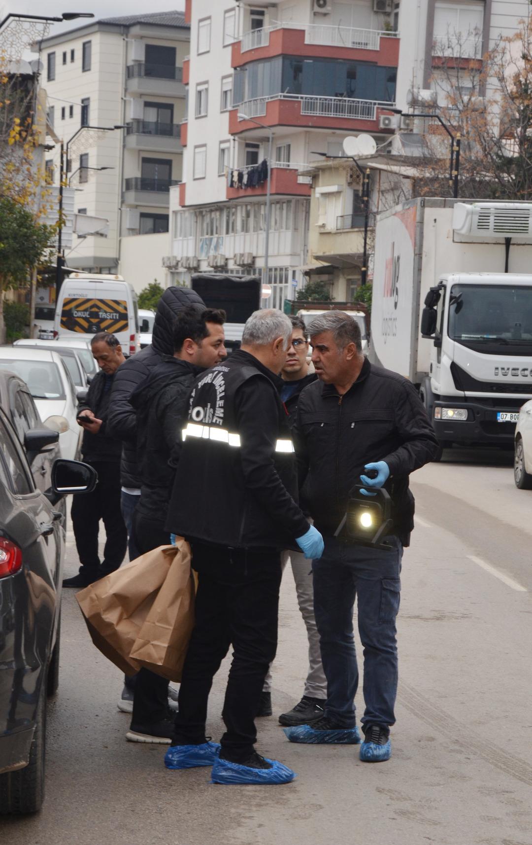Eşini ve 7 yaşındaki kızını boğazlarını keserek &ouml;ld&uuml;rd&uuml;!  6