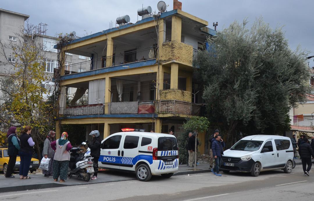 Eşini ve 7 yaşındaki kızını boğazlarını keserek &ouml;ld&uuml;rd&uuml;!  4